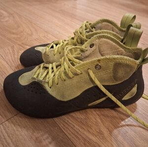 Climbing shoes: Butora Altura, size 39 (6.5M/7.5W)